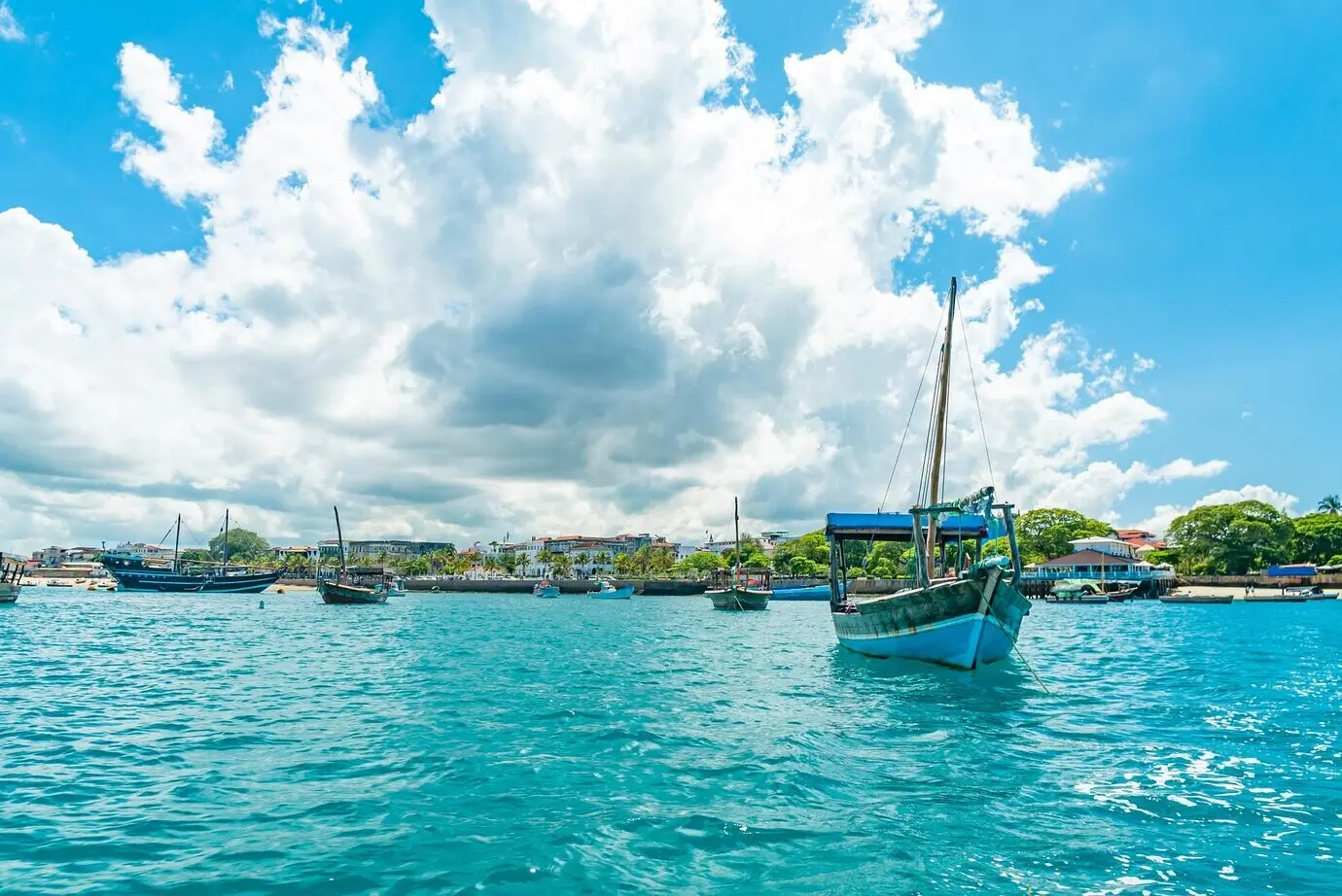 Stone Town, Sansibar – 22. Dezember 2021. Boote in einem Hafen von Stone Town, Sansibar, Tansania.
