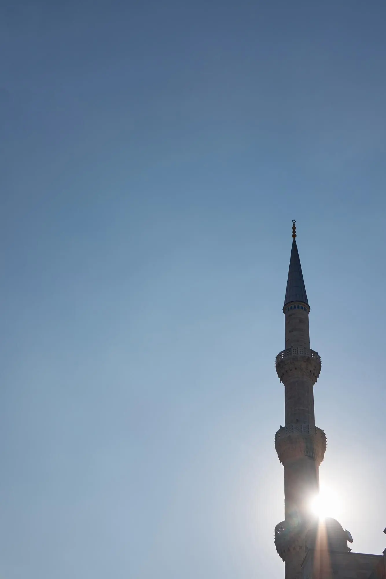 Vor blauem Himmel: Minarett und Kuppel der Blauen Moschee in Istanbul, Türkei.